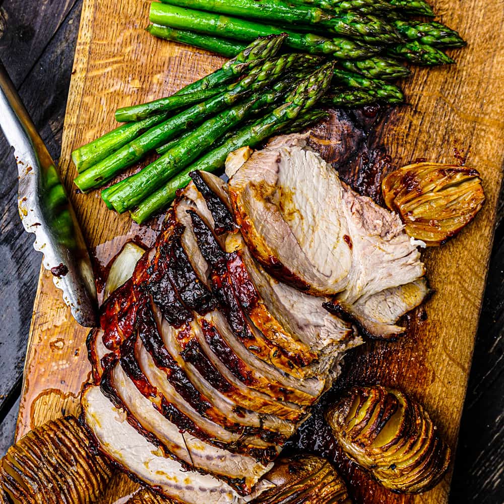 egészben sült sertés karaj grillezett spárgával és hasselback burgonyával weber grill recept