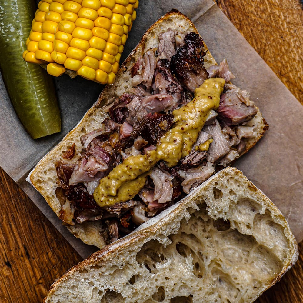 Csülök forgatónyárson sütve, kovászos ciabattában grill recept weber