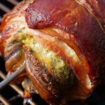 Göngyölt sertéskaraj szmókerben sütve