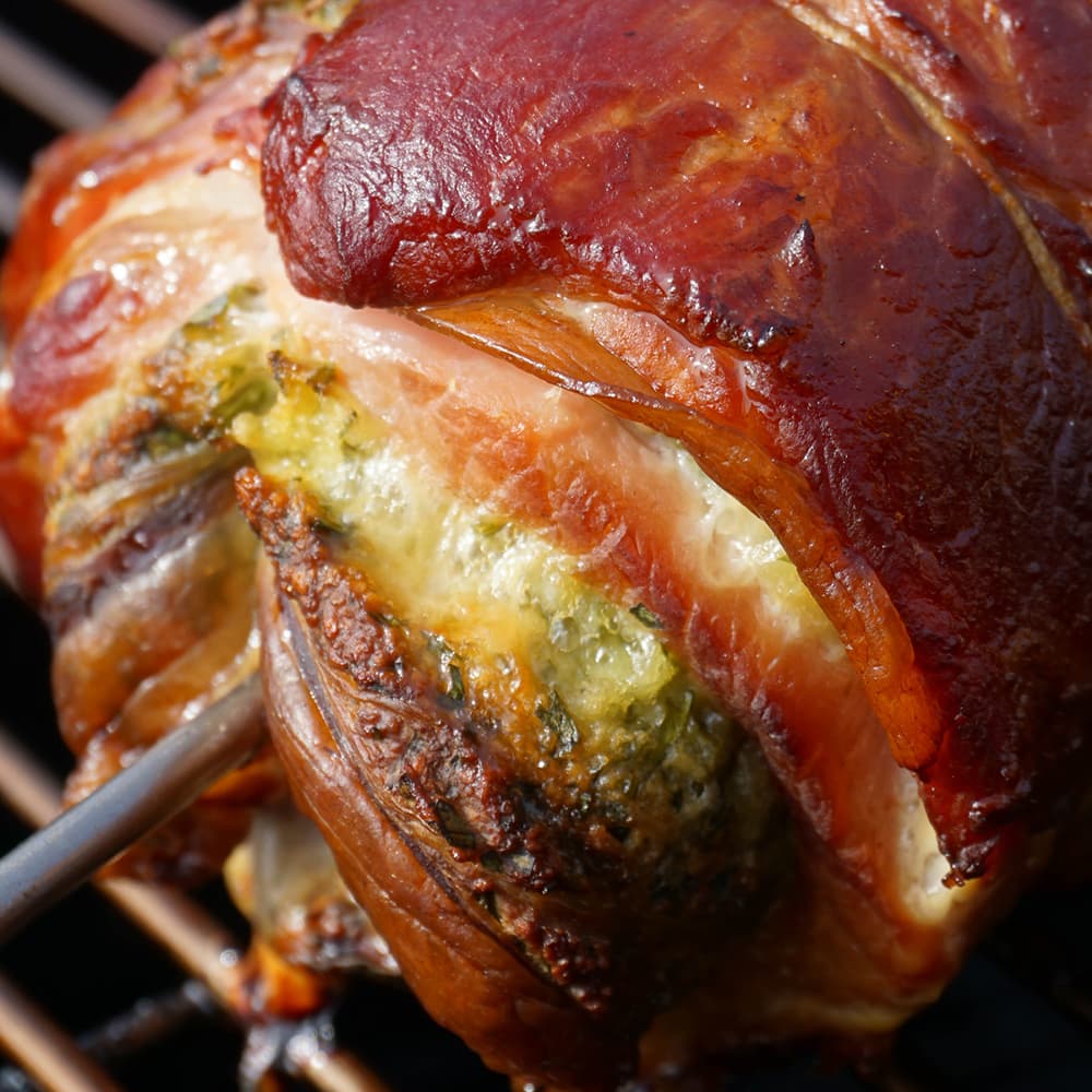 Göngyölt sertéskaraj szmókerben sütve