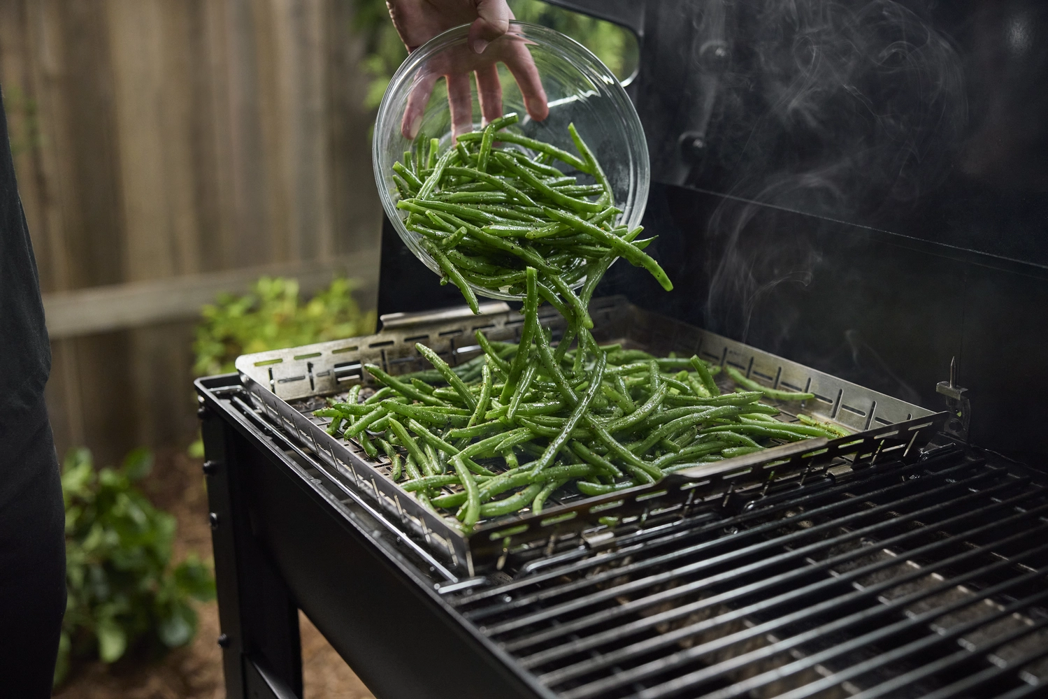 Smoque_Lifestyle_3 weber smoque fatüzelésű pellet grill