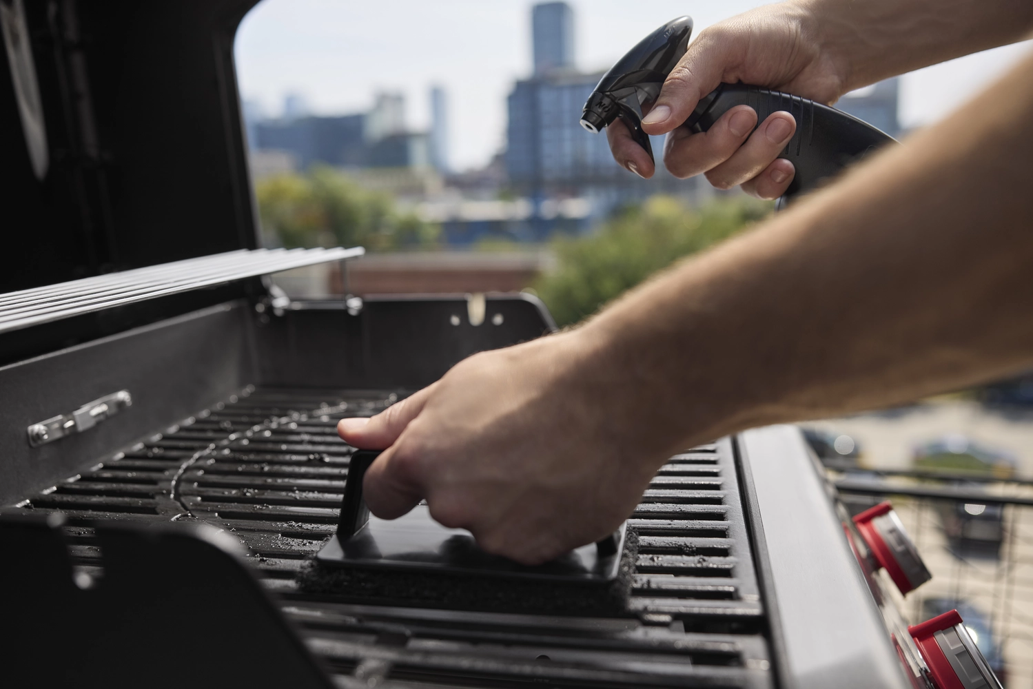 Spirit_Lifestyle_13 weber négy égős gázgrill oldal asztallal